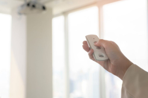 Télécommande dans la main d'une personne 